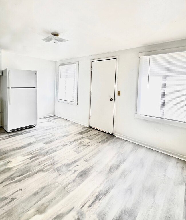 Building Photo - Village at Main