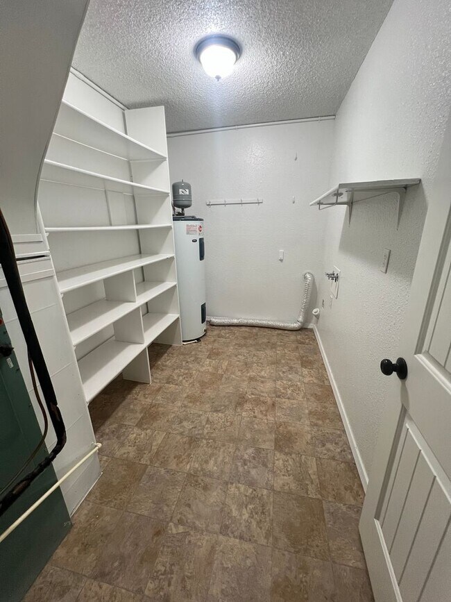 Building Photo - Beautiful 4 Bedroom Home!