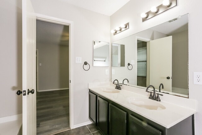 Building Photo - 321 Daisy Ln