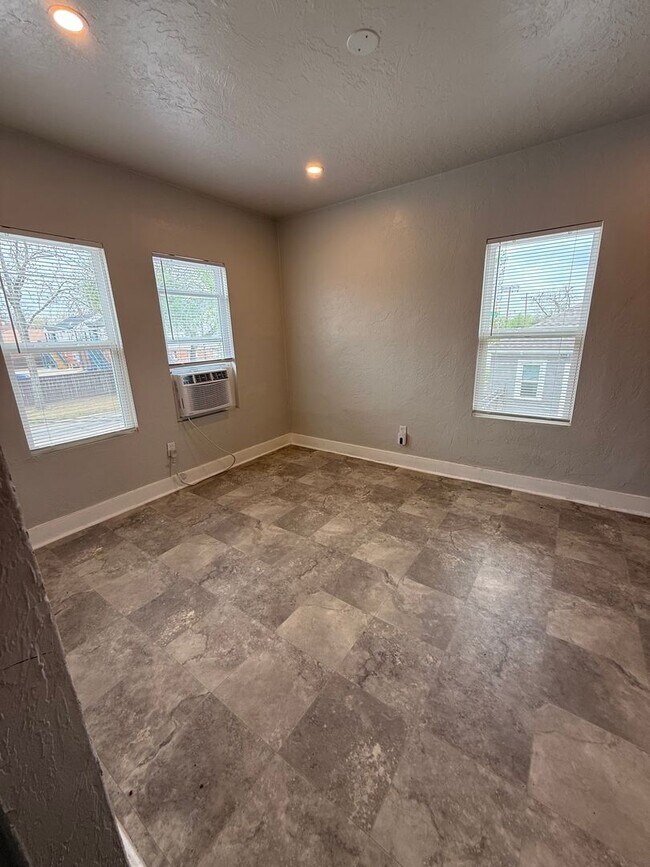 Building Photo - N. Villa Ave - Triplex