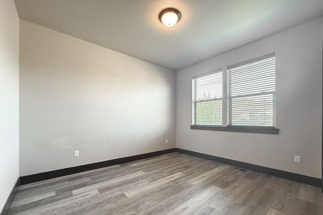Building Photo - Beautiful 4-Bedroom House with Large Backy...