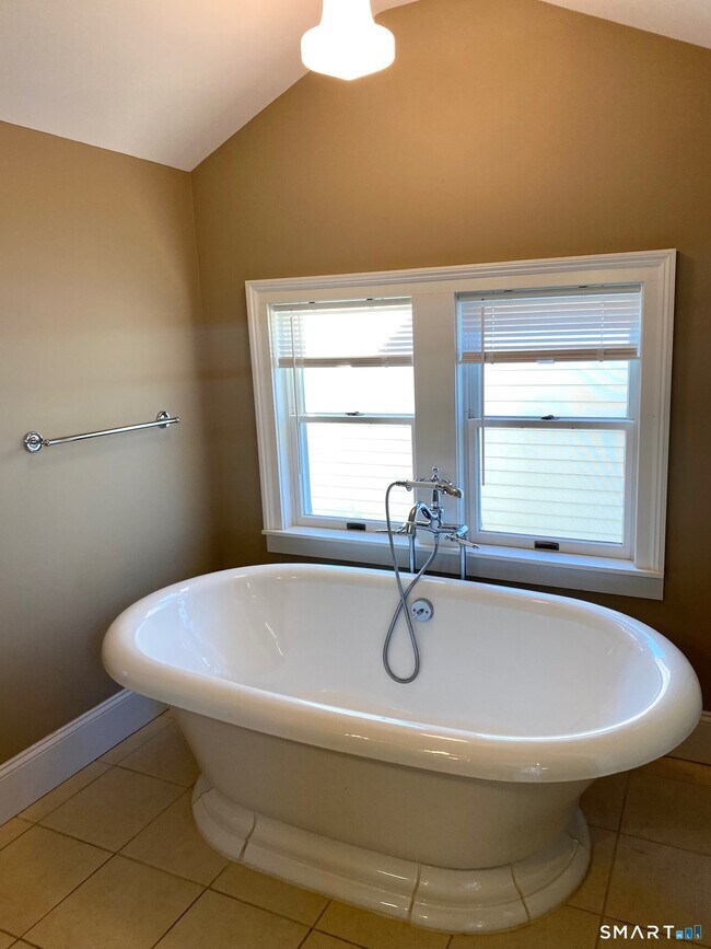 Building Photo - 8 Broad St