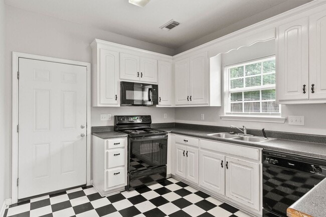 Building Photo - Nice 3 Bed 2 Bath Home! Available Now!