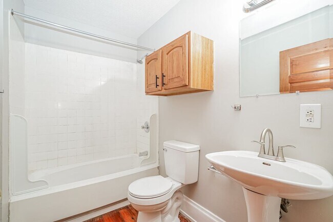 Building Photo - E. Main/802-804 - 804