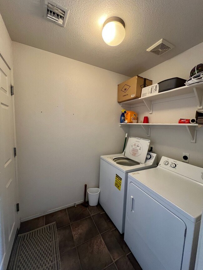 Building Photo - 3 BEDROOM IN WILDFLOWER!