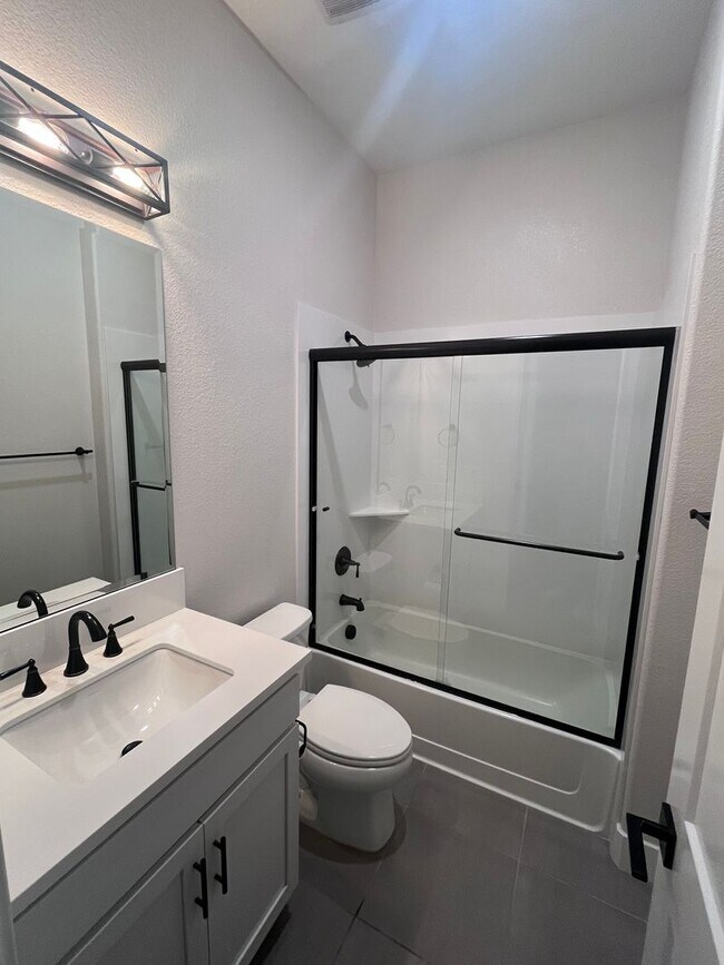 Building Photo - BEAUTIFUL SINGLE STORY HOME IN WEST ROSEVI...