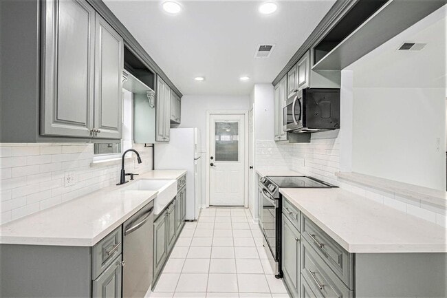 Building Photo - 2512 Village Cir Dr