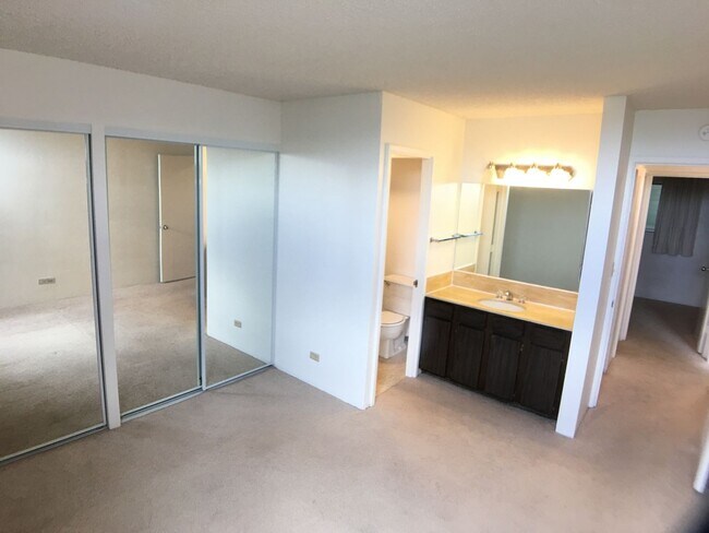 Building Photo - Colonnade On The Green