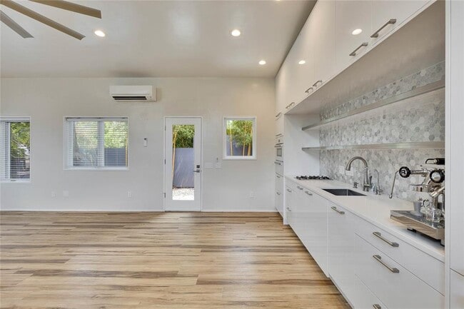 Building Photo - 1515 Bluebonnet Ln