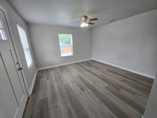 Building Photo - 2bed 1 Bath