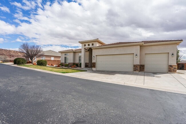 Building Photo - Pet Friendly home in Painted Desert