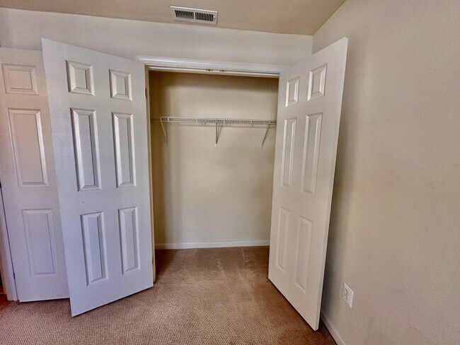 Building Photo - 917 Crestfield Dr