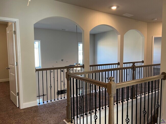 Building Photo - 105 Lacey Oak Ln