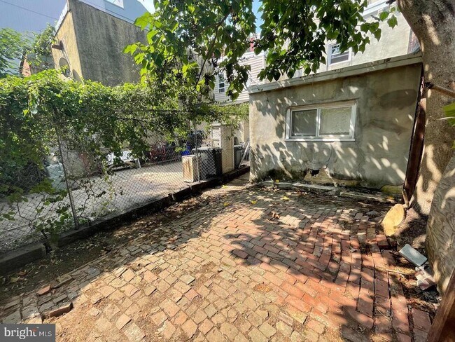 Building Photo - 2606 W Girard Ave