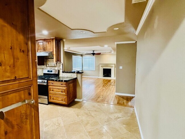 Building Photo - Move right in! This is an ideal home, gorg...
