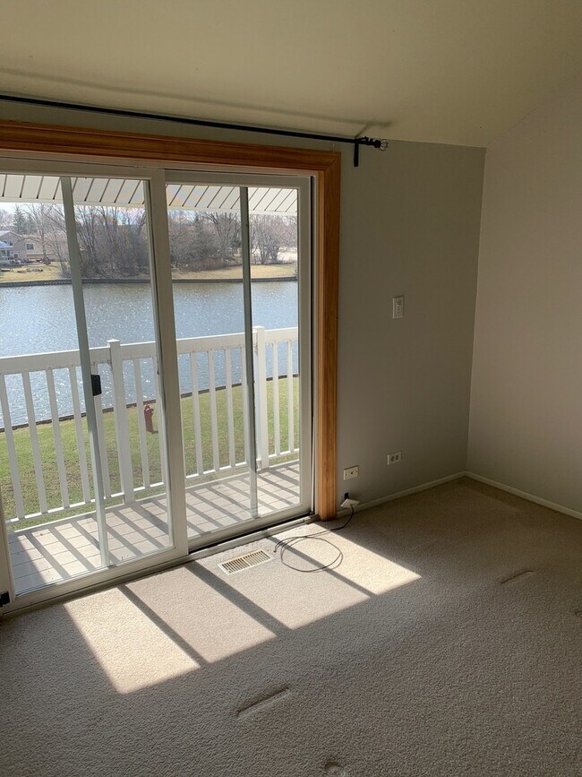 Building Photo - 749 Cove Ct