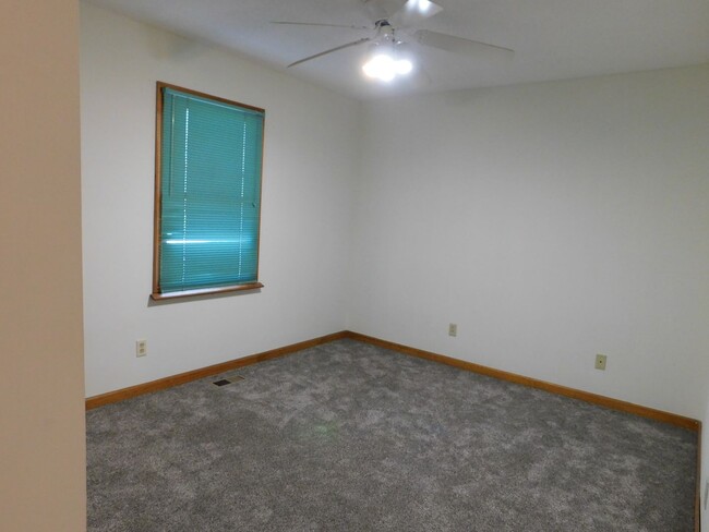 Building Photo - 3 bedroom 2.5 bathroom in Forrest Park Sub...