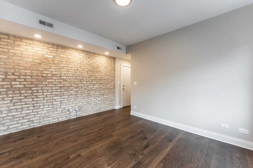 Building Photo - 2238 N Sawyer Ave