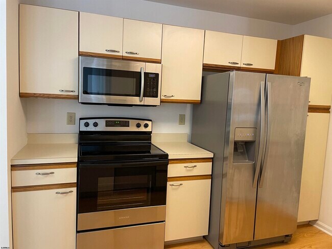 Building Photo - 550 Central Ave