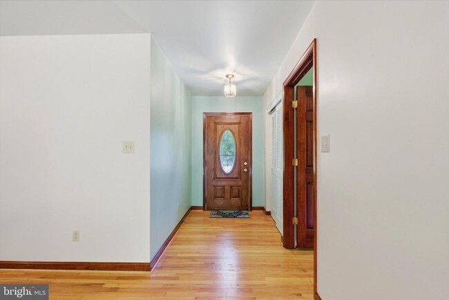 Building Photo - 45320 Barefoot Dr