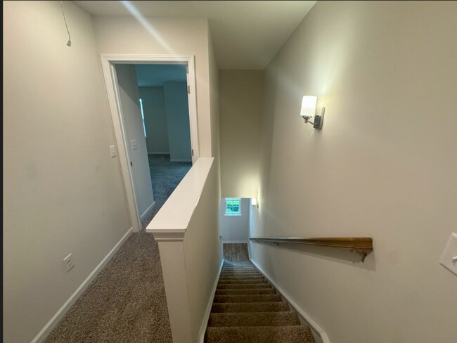 Building Photo - 16 Holland Ridge Cir