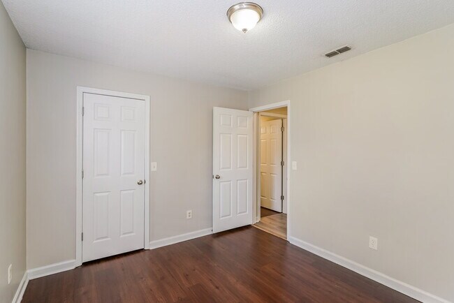 Building Photo - 102 Riverwood Dr