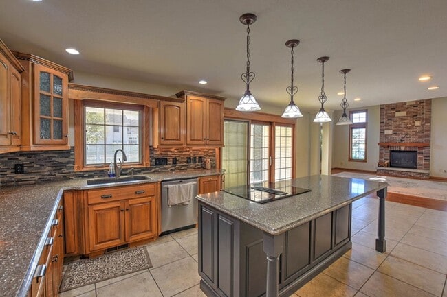Building Photo - Forsyth Home!  4 Beds 3.5 Baths with Finis...