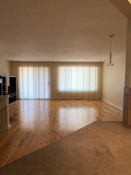 Hunter Douglas Window Covering - 4639 Burgundy Ln