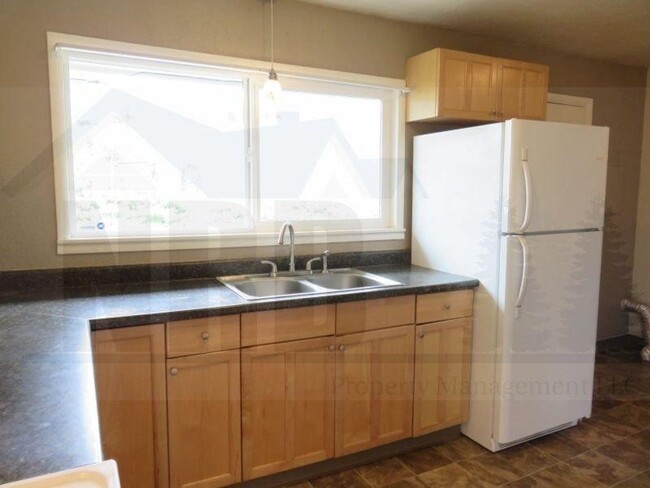 Building Photo - Beautiful Updated 3 Bedroom Rambler in Uni...