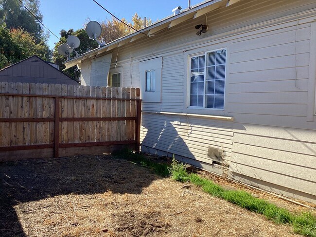 Building Photo - 1532-1532 N Safford Ave