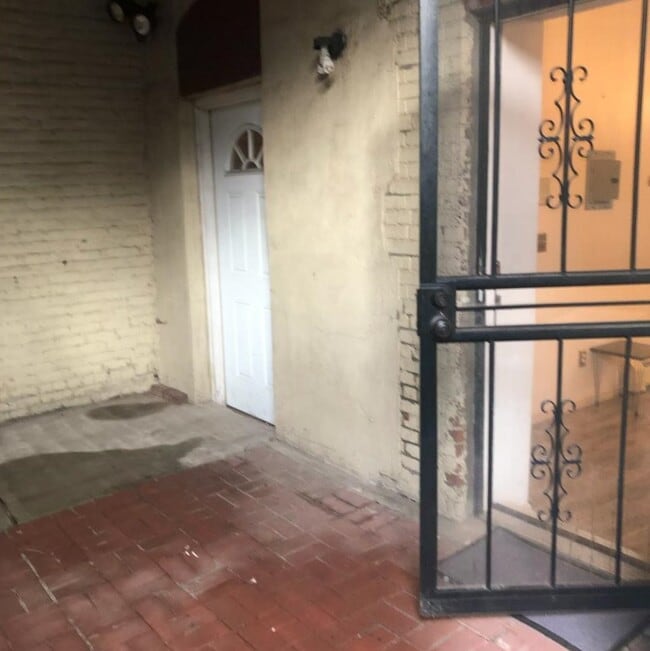 Building Photo - 387 Monmouth St