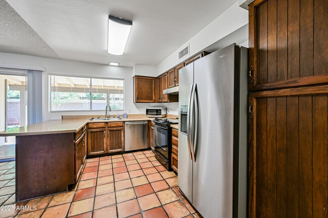 Building Photo - 1252 E El Parque Dr