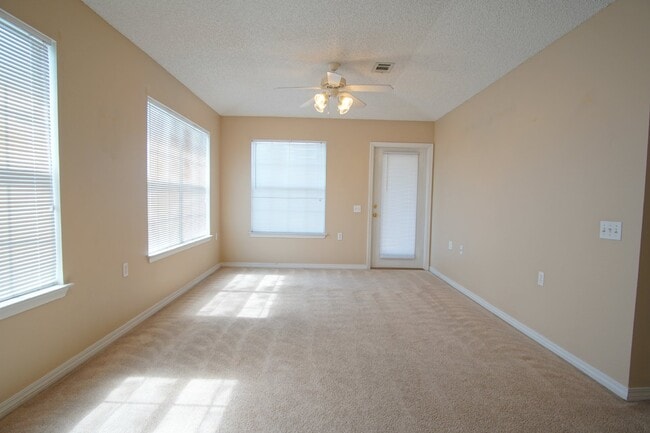 Building Photo - 2BR/1BA Home in Silverthorn – Close to Sho...