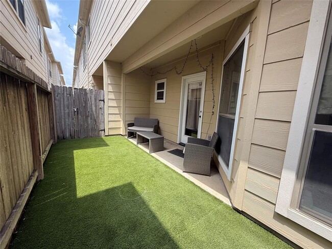 Building Photo - 3813 Center Plaza Dr