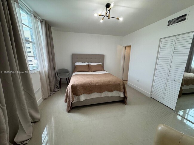 Building Photo - 999 Brickell Bay Dr