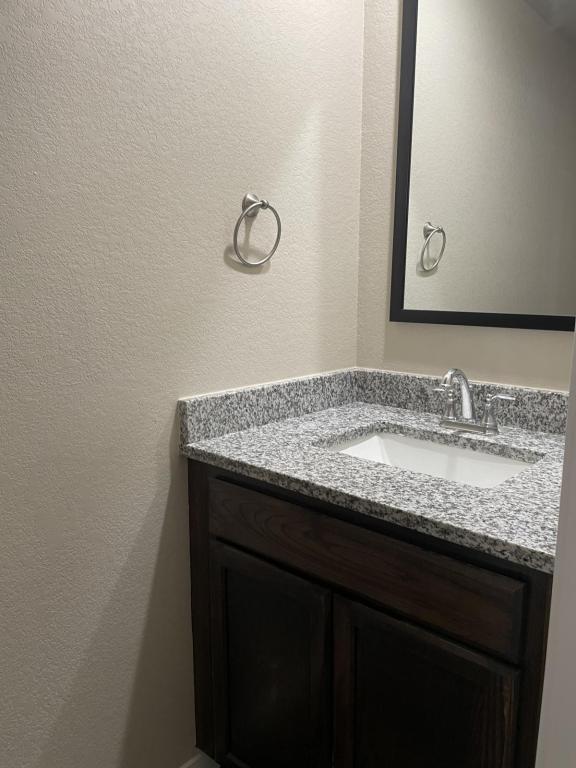 Building Photo - 512 Raymond St