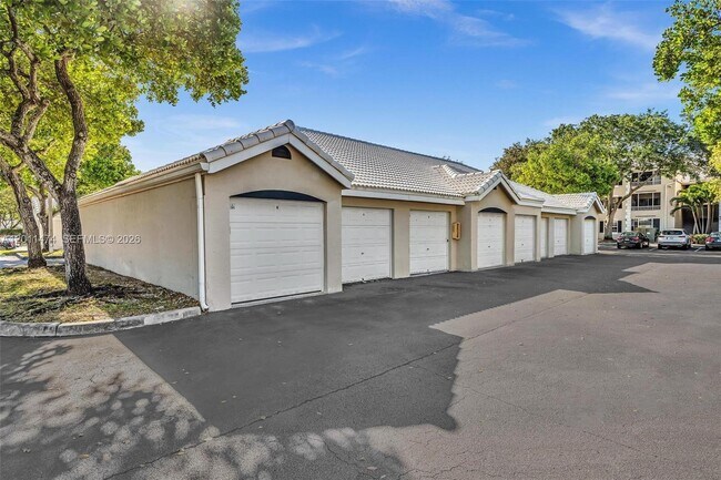 Building Photo - 2841 N Oakland Forest Dr