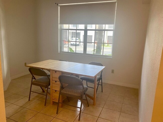 Building Photo - 725 SW 148th Ave