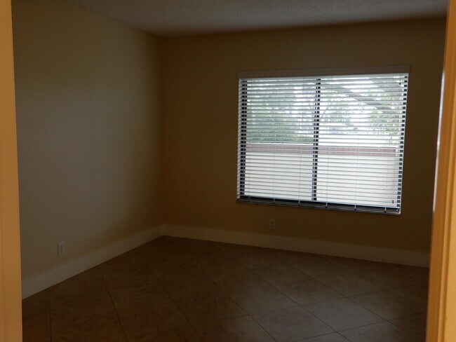 Building Photo - 6585 Somerset Dr