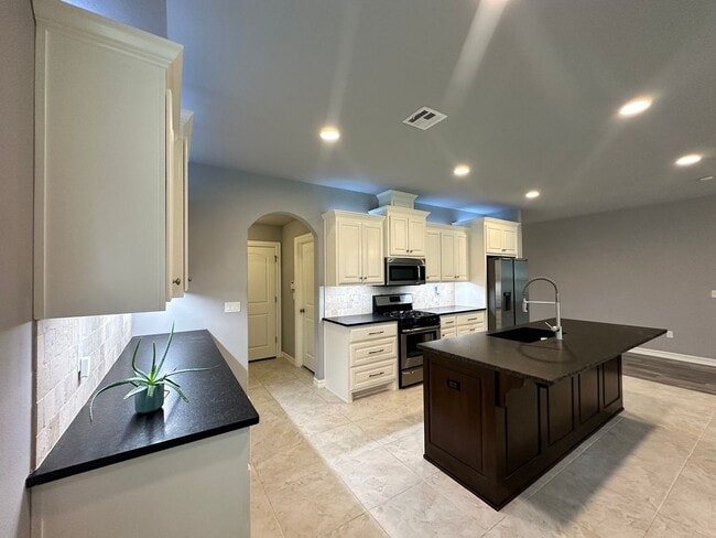 Building Photo - 3 bed, 2 bath -Aspen Pond