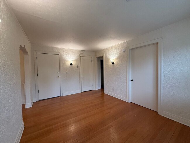 Building Photo - Charming Historic 1-Bedroom in Gatewood | Walk to the Plaza District