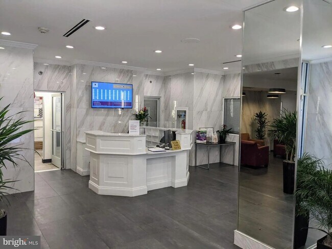 Building Photo - Available Now - High-Floor 1-Bedroom Condo at RiverWest in Center City