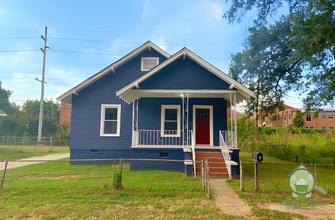 Building Photo - 17 E 8th St