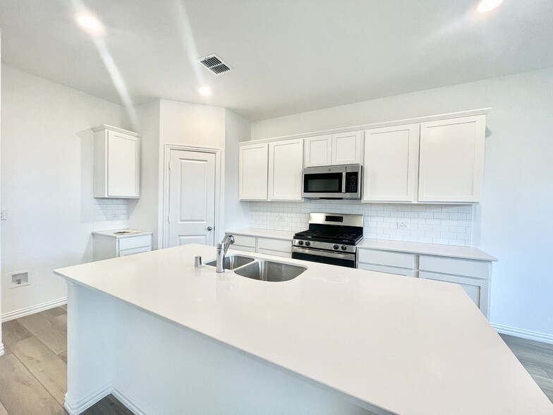 Building Photo - 1217 Sassafras Dr