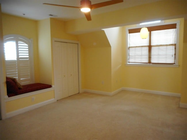 Building Photo - 204 Seneca Way