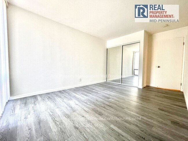 Building Photo - Modern, Light-Filled 3-Bedroom Condo in th...