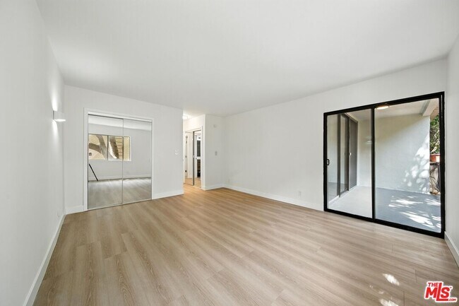Building Photo - 305 San Vicente Blvd