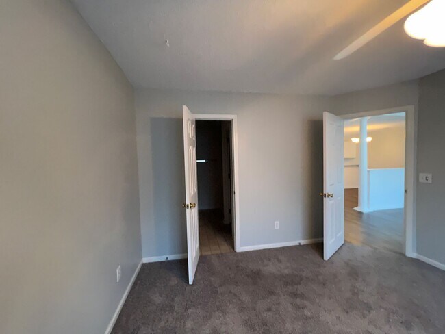 Building Photo - Updated Holten Place, top floor, two bedro...