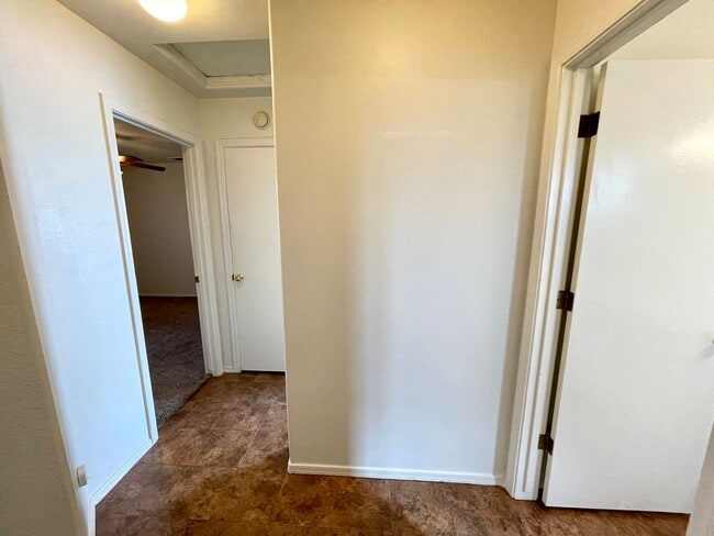 Building Photo - Cute 2 Bedroom Duplex with Garage!