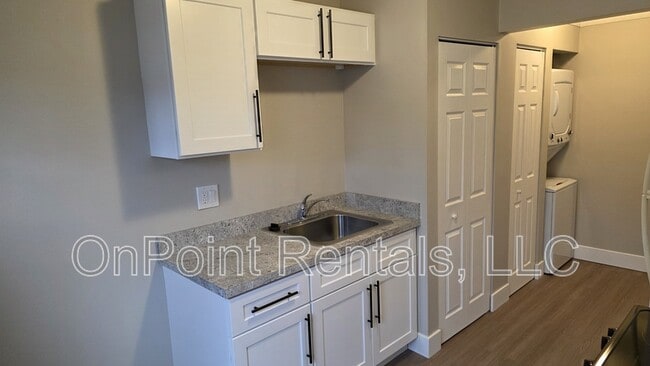 Building Photo - 5915 N Wayne Rd